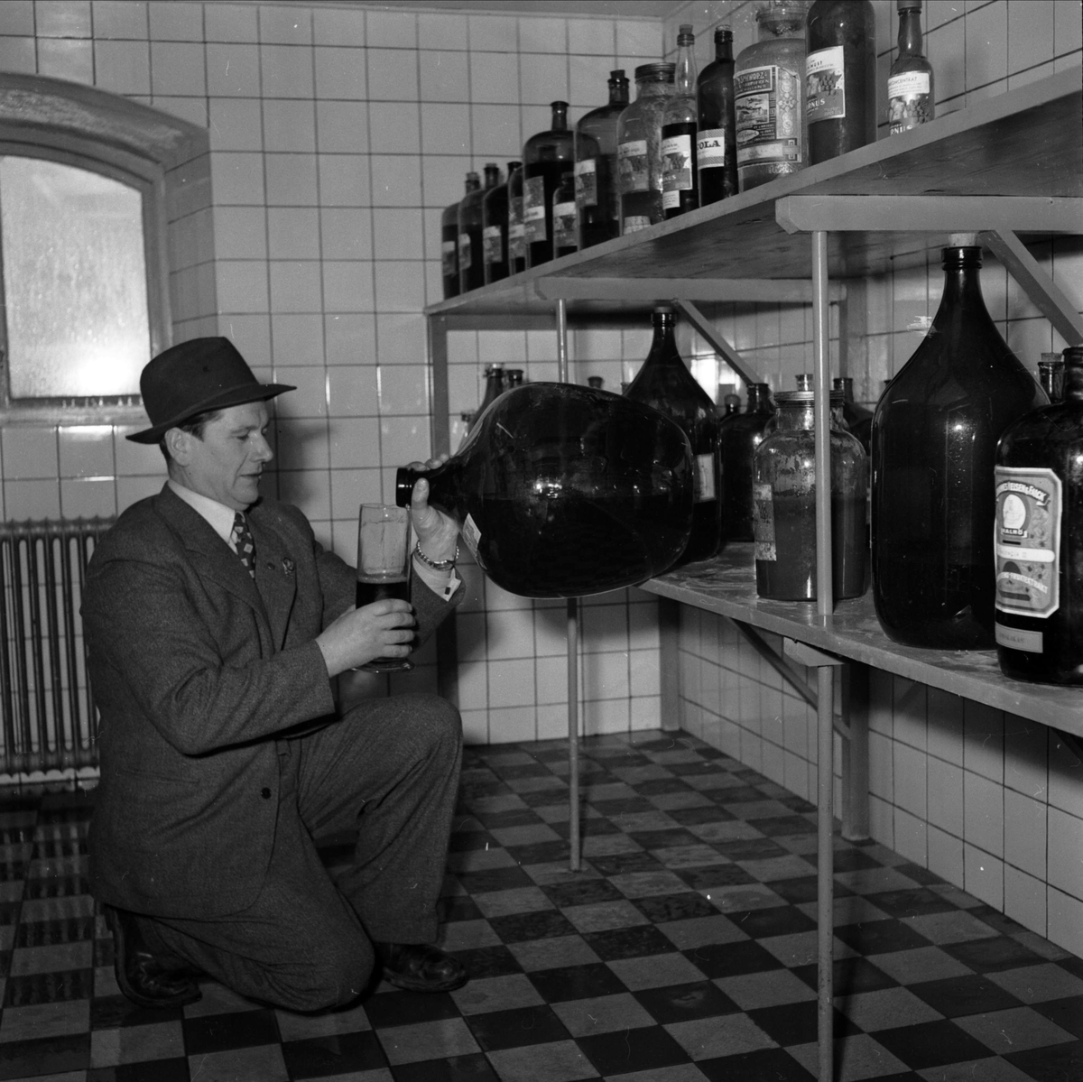 "Mejeri blev bryggeri", Storvreta Bryggeri, Rasbo, Uppland 1951. Sannolikt ägaren Rune Andersson i laboratoriet