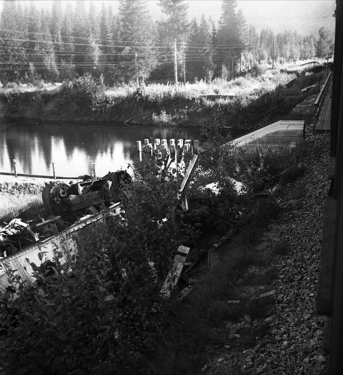 Urspårad tågvagn vid vattendrag, Jørstad, Norge 1947