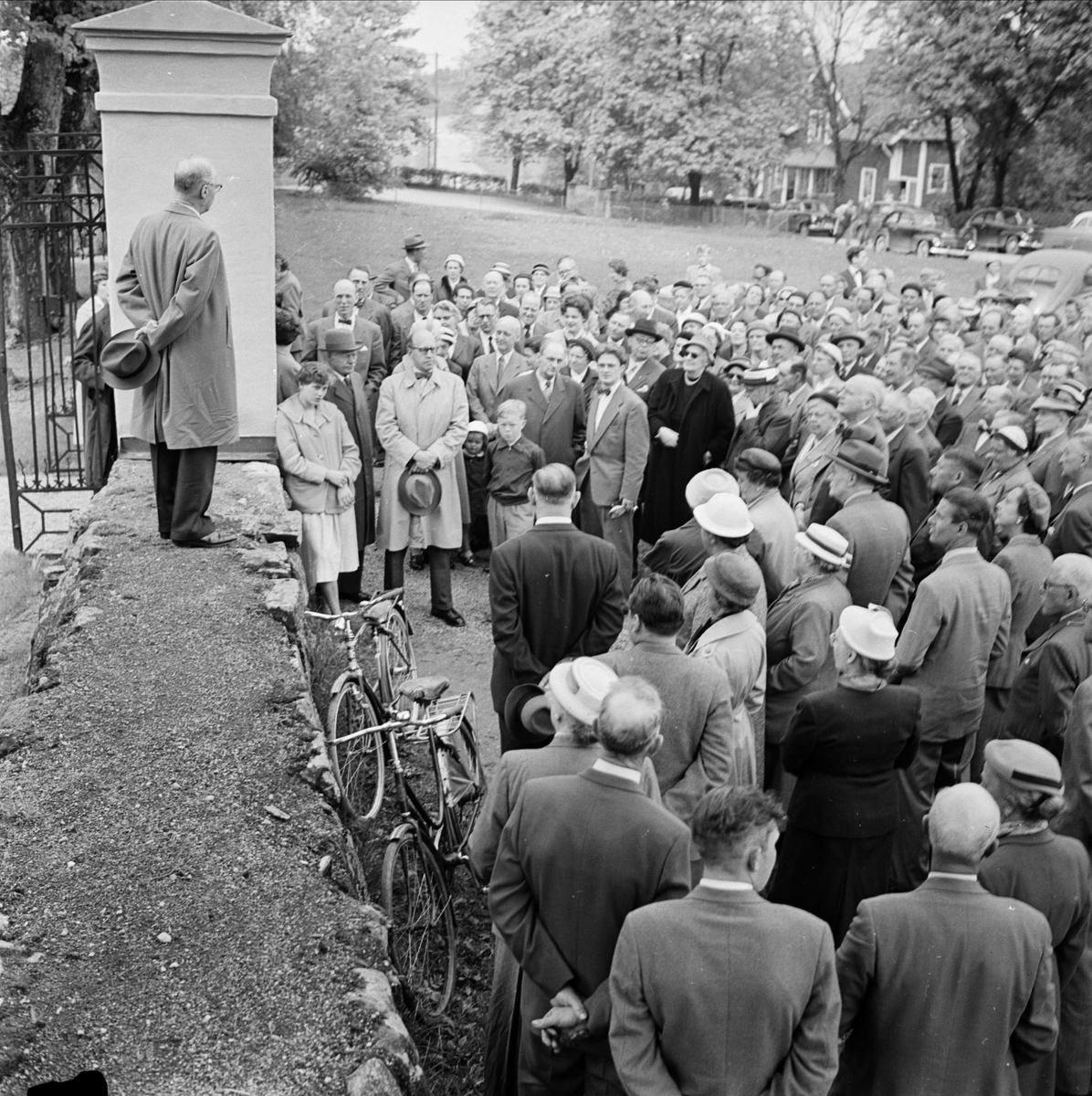 Landshövding Georg Andrén hälsar deltagarna i Upplands fornminnesförenings våruflykt välkomna till Vallentuna kyrka, Vallentuna socken, Uppland 1957