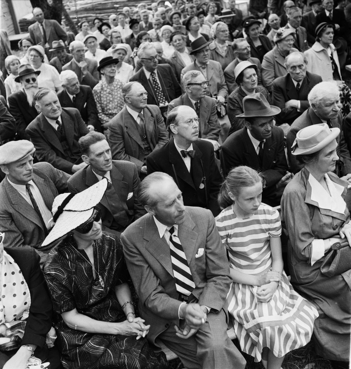 Medlemmar i Upplands fornminnesförening, sannolikt på årsmöte vid Härkeberga kaplansgård, Härkeberga socken, Uppland 1954