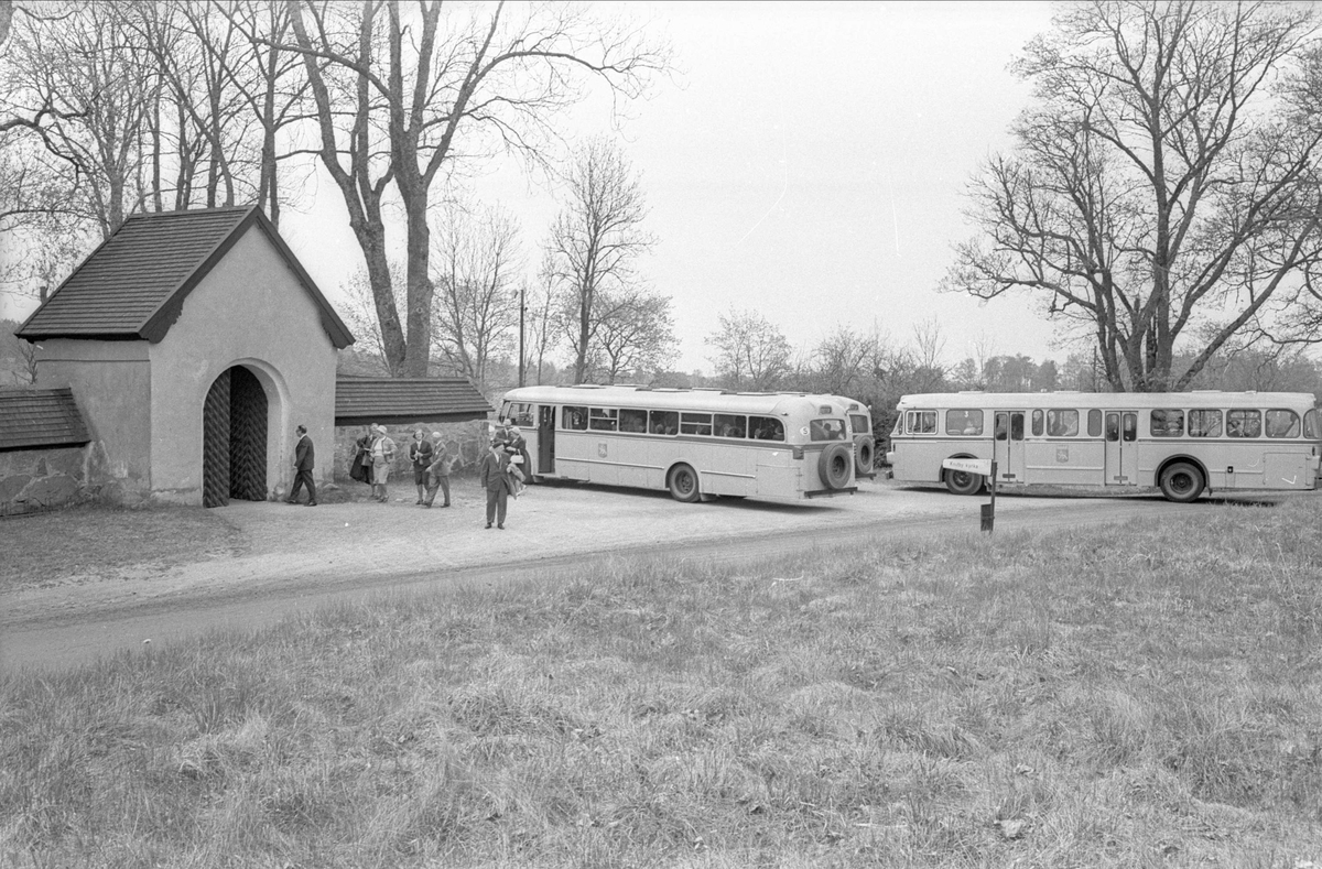 "Fornminnesföreningen på vårresa i Roslagen", Knutby kyrka, Uppland maj 1965