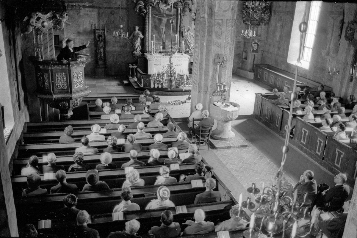 "Fornminnesföreningen på vårresa i Roslagen", Knutby kyrka, Uppland maj 1965