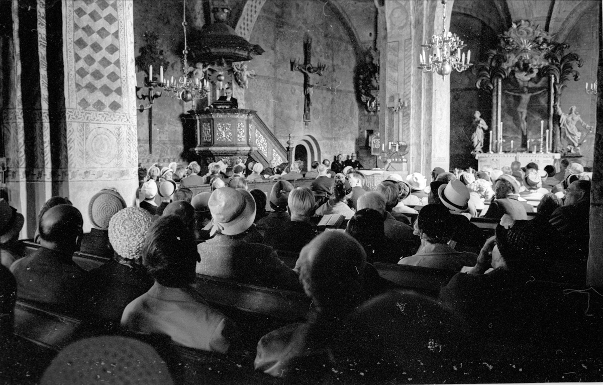 "Fornminnesföreningen på vårresa i Roslagen", Knutby kyrka, Uppland maj 1965