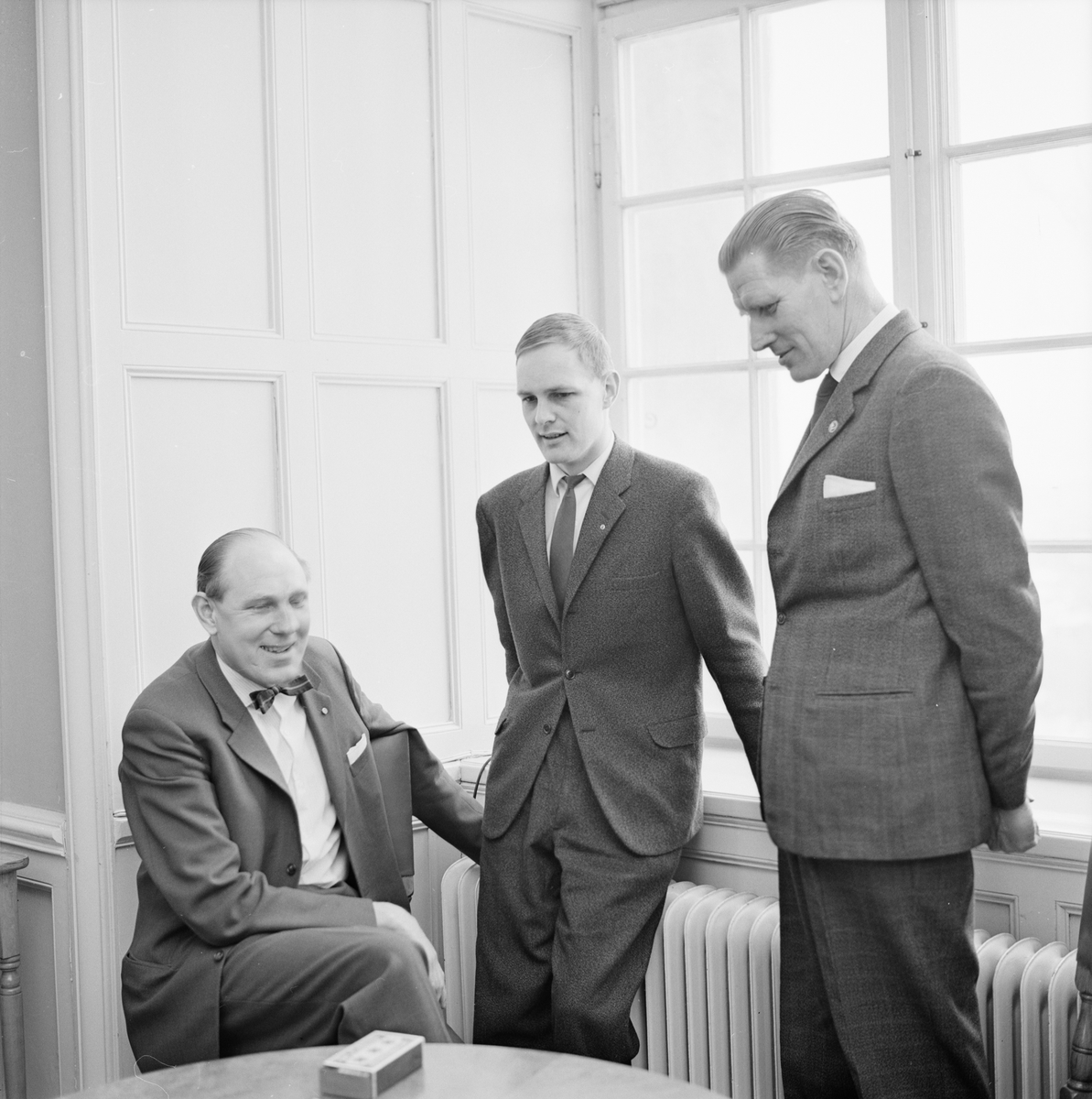 Kommunalrådet Bengt Björkman, Enköping sitter och muraren Mauritz Eklund, Grillby står till höger, Landstingssalen i Uppsala slott, 1963
