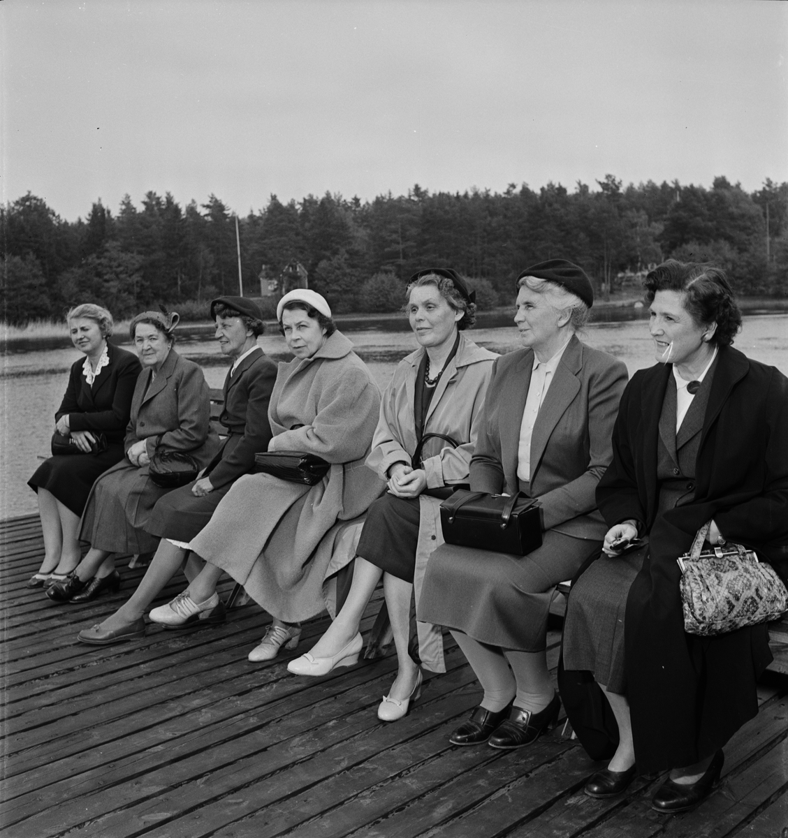 "Husmödrar på grönbete i mälaridyllen Fagerudd" - Fagerudds semesterhem, Enköping, Uppland juni 1956
