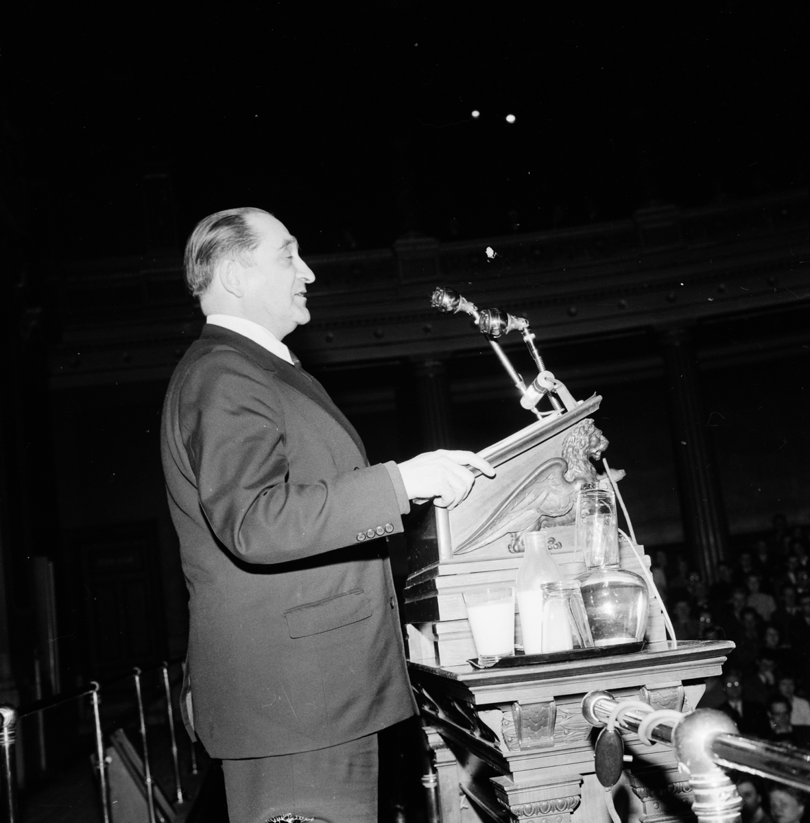 Mendès-France i talarstolen i universitetsaulan, Uppsala april 1959