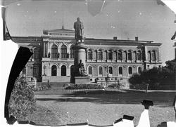 Universitetshuset med John Börjesons staty av Erik Gustaf Ge