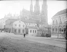 Kvarteret Holmen och Uppsala domkyrka från Gamla torget