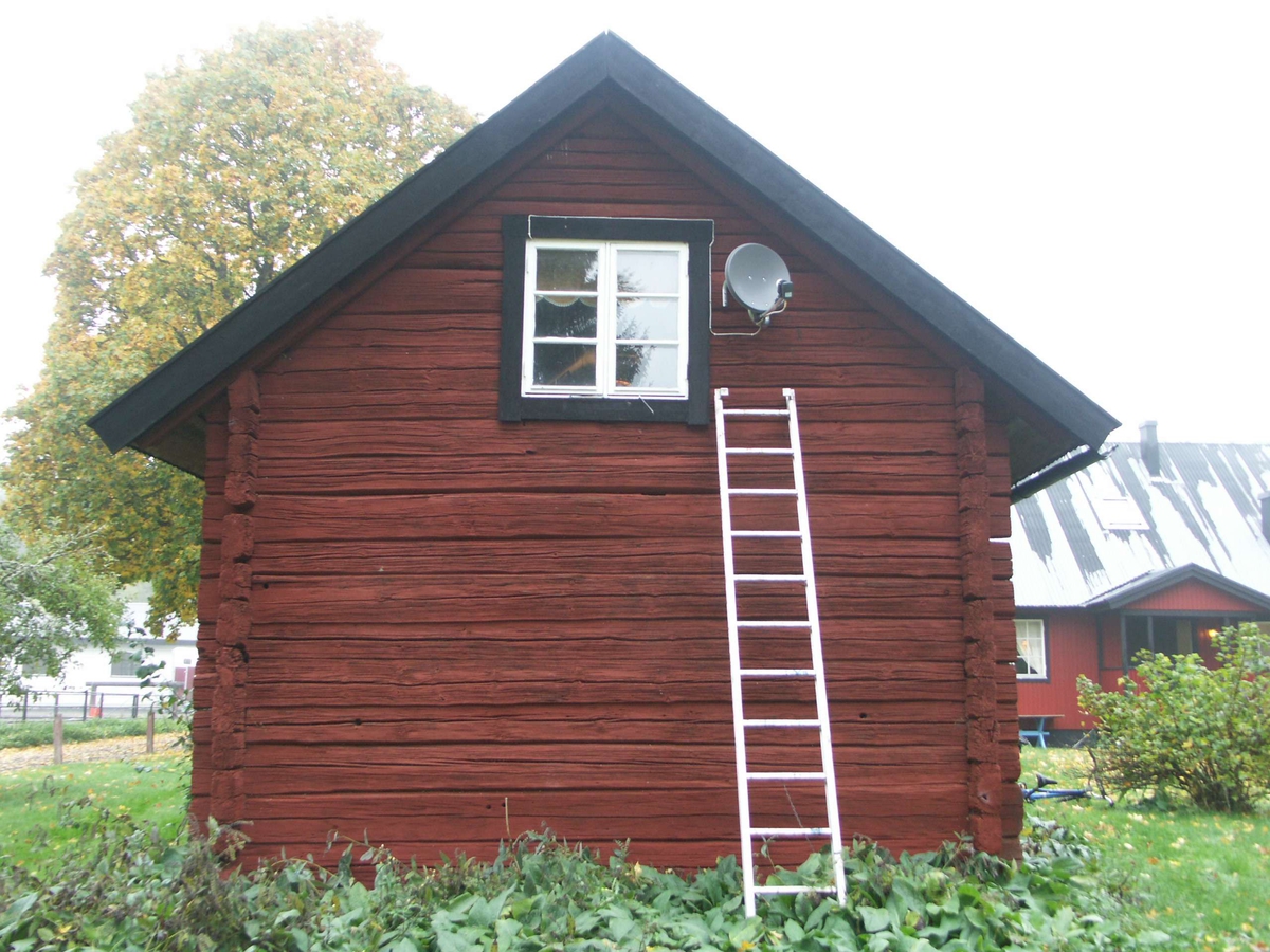 Dubbelbod. På gården finns ytterligare en äldre bod, troligen 1700-tal, samt ladugård från första halvan av 1900-talet, tillbyggd med modern stalldel.