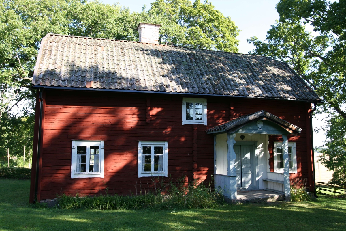 Huset är uppfört i timmer i en våning med inredd vind. I söder finns en förstukvist med tegeltak. Fasaderna är rödfärgade med synlig timmerstomme. Hörnknutarna är klädda med faluröda knutbräder. Fönstren har träspröjsar utom två fönster på vindsvåningen som är blyspröjsade. Taket är brutet och täckt med enkupiga tegelpannor. Huset har en stor, central murstock och en putsad skorsten med profilerat krön och traditionellt plåtöverbeslag. Invändigt har huset en modifierad korsplan. Man kliver in i förstun och till höger har man då en liten kammare utan uppvärmning. Rakt fram ligger salen. Till vänster ligger det stora köket och bakom det en mindre, smal kammare. Vindsvåningen har inredda gavelkamrar. 
