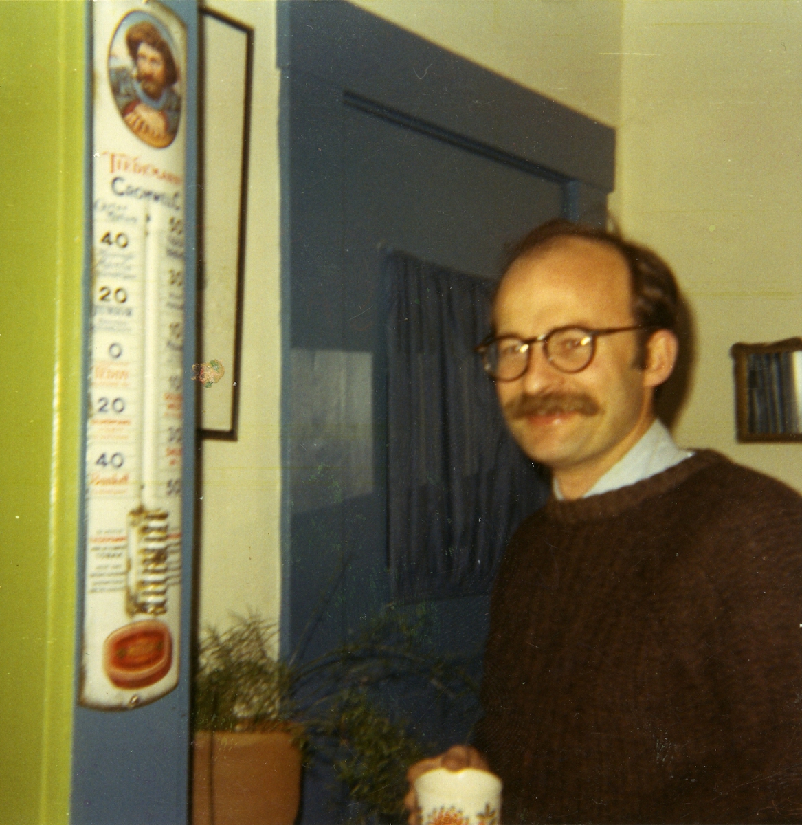 En mann står ved en termometer fra Tiedemann.