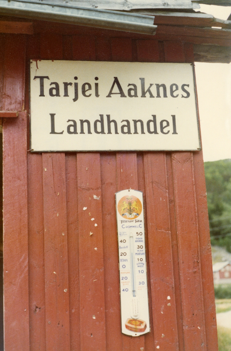 Termometer fra Tiedemann på fasaden til Tarjei Aaknes landhandel i Åseral.