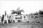 Skövde fältrittklubbs offentliga tävlingar 1934 på prishoppningsbanan öster kasern.