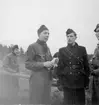 Fälttävlan på F 2 Roslagens flygflottilj, 1941. Chefen för F 2 Herman Sundin i samtal med soldat.