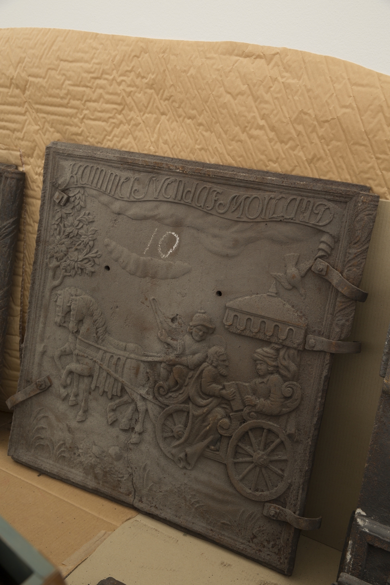 Plater til 2. etasje til ovn fra ca 1750 til 1770. Kan være skåret at Henrik Bech. Finner ikke maken beskrevet i litteraturen. Det nærmeste er foto på side 44 i bind 2 av "Norsk Jernskulptur" av Arne Nygård-Nilsen.