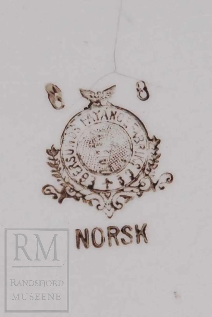 Brune flekker i glasuren.