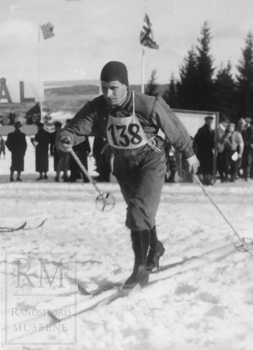 Form: Medljen er kvadratisk, ligger i eske med det norske flagg over seg.
