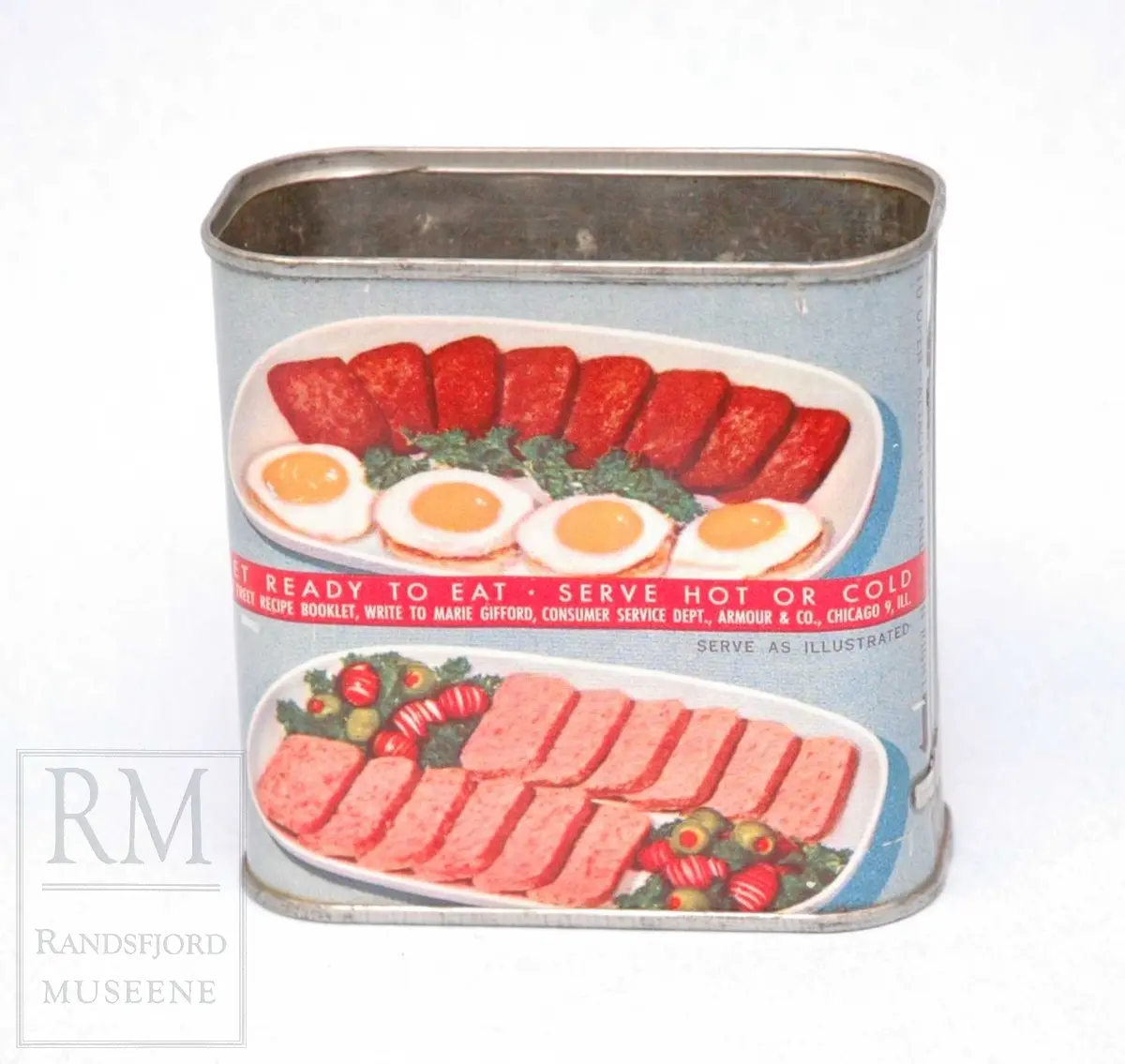 Kvadratisk form. Pappeske for sending med varer til kriserammede/behovstrengende områder.
Innhold:
1 boks kaffe.
1 boks "canned meat"
6 bokser div. krydder

