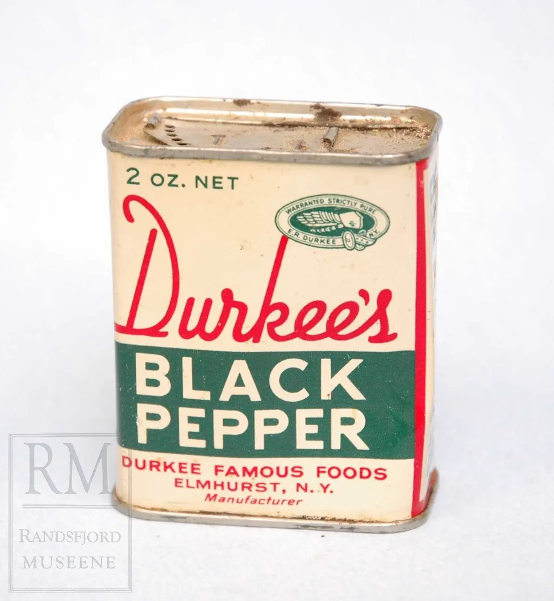 Kvadratisk form. Pappeske for sending med varer til kriserammede/behovstrengende områder.
Innhold:
1 boks kaffe.
1 boks "canned meat"
6 bokser div. krydder

