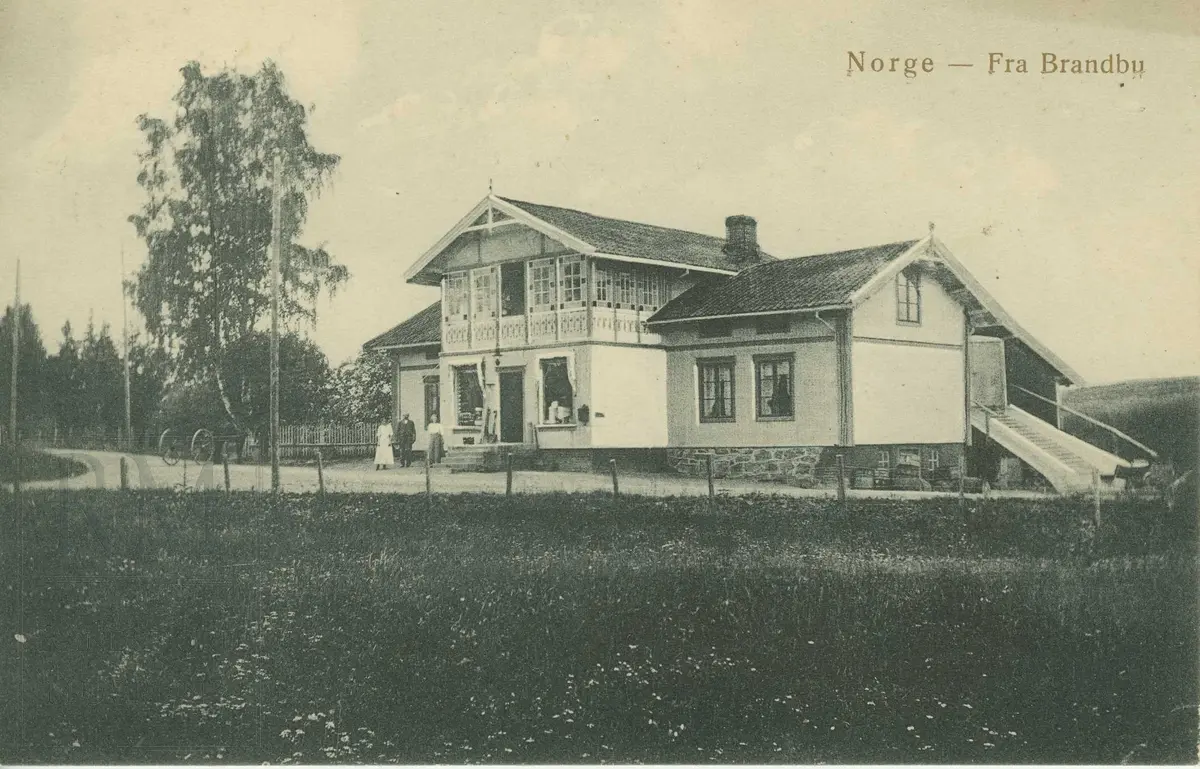 Tingelstad landhandleri. Landhandler Anders Thingelstad og hustru Anne Thingelstad sammen med datteren Magnhild Thingelstad.