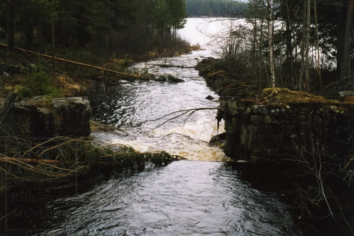 Dragdammen i Østre Bjonelvens fellesfløtningsanlegg før den ble restaurert 2003-2005.