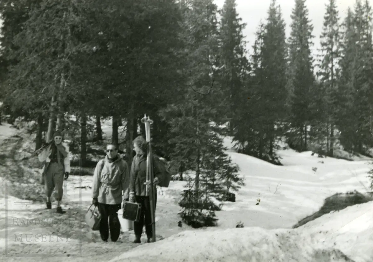 Ungdom på påsketur i hytte ved Lygnasæter.