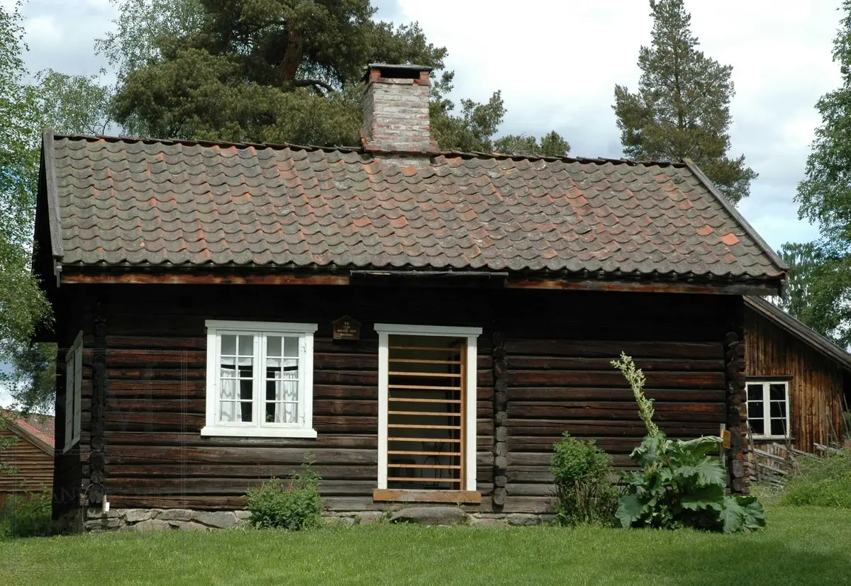 Bygningen består av en etasje, er laftet og har teglsteinstak. Stua er innredet slik dette husmannshjemmet så ut rundt år 1905.