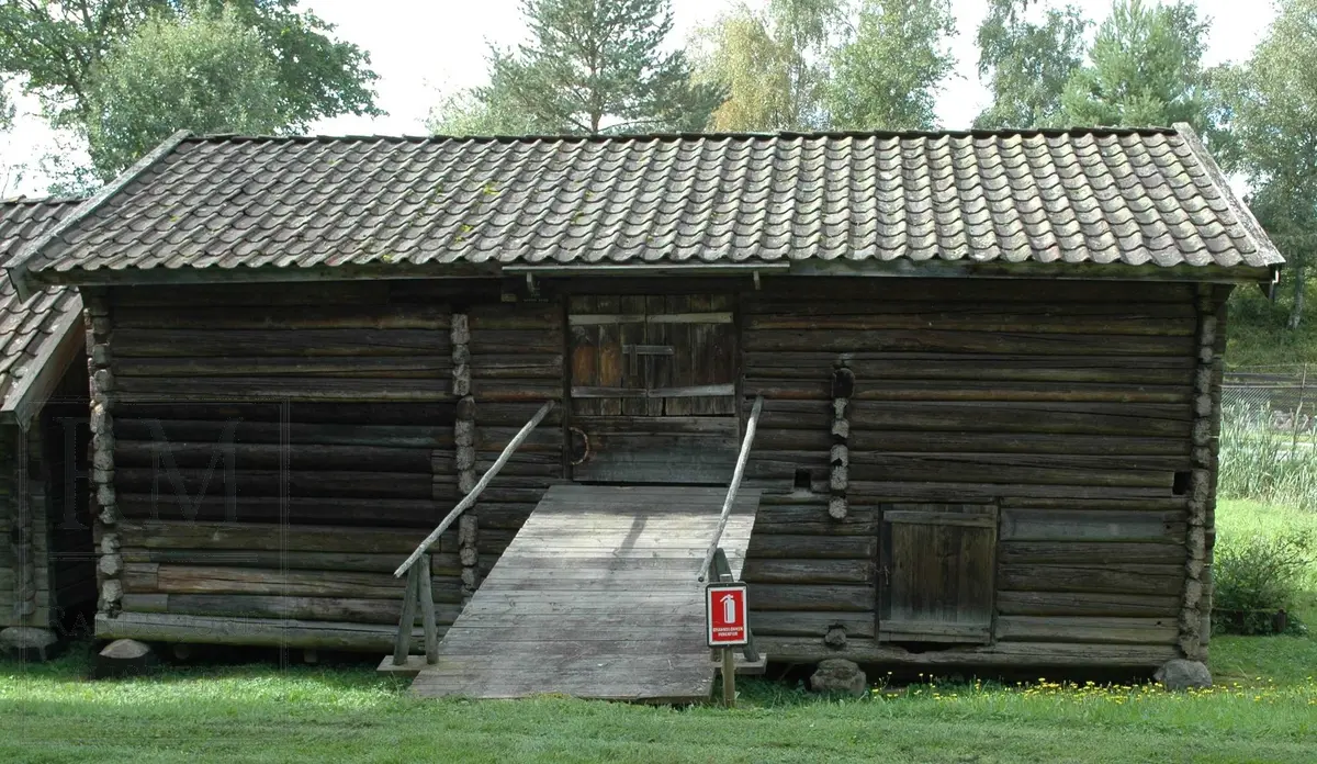 Låven er av tømmer og har teglsteinstak. På Lure var låven opprinnelig sammenbygd med et steinfjøs.