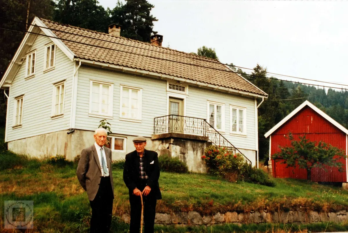 Brødrene Lars og Torkel Leland. Her ved Torkels heim i Golevik i ...
