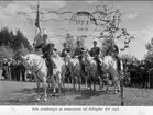 Standar och standarvakt beridna på enbart vita hästar i samband med avtäckande av livskvadronens minnessten vid Fellingsbro 6 juni 1948. Deputationer från grenadjärerna och husarerna deltog, Fellingsbros manskör sjöng och stor var uppslutningen av traktens befolkning.