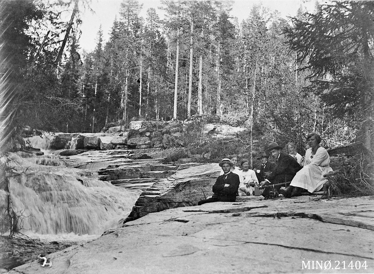 Ungdom ved fossefall i Rivdalen