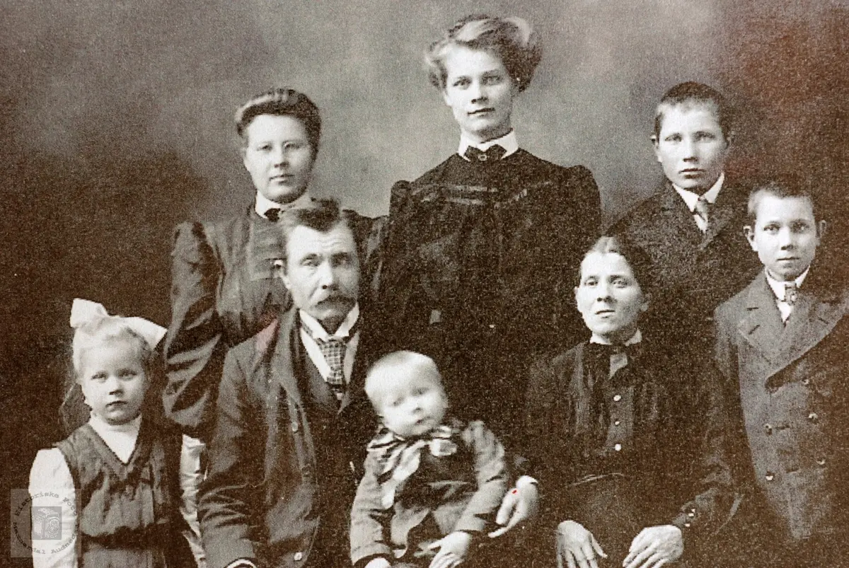 Family of Jacob and Tomine Olson. Røtter på Håland i Grindheim Audnedal.