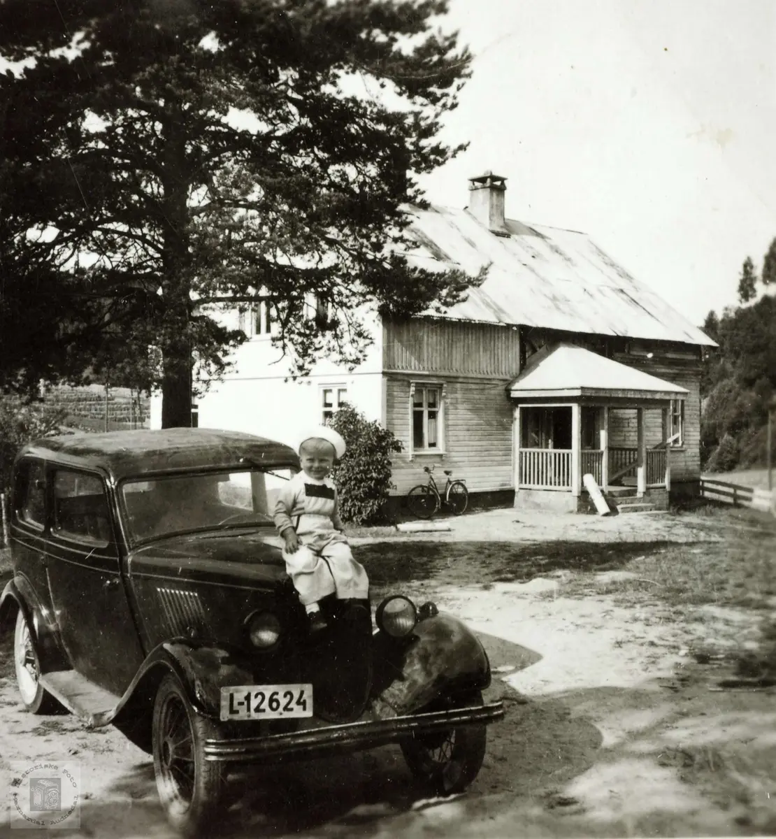 På panseret til onkels bil. Øvre Ågedal. Grindheim Audnedal.
Ny informasjon om fotograf, januar 2022: Ernst Rudolf Johansen Janson.