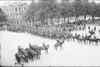 Parad på Gustaf V:s födelsedag 1928. Förbimarsch för platschefen överste Reuterswärd på skolplan framför Eric Ugglas skola. I bakgrunden till vänster milostabsbyggnaden.