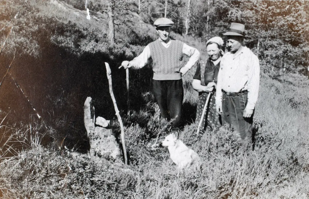 Minnestein over Tobias Løland, Løland i Grindheim.