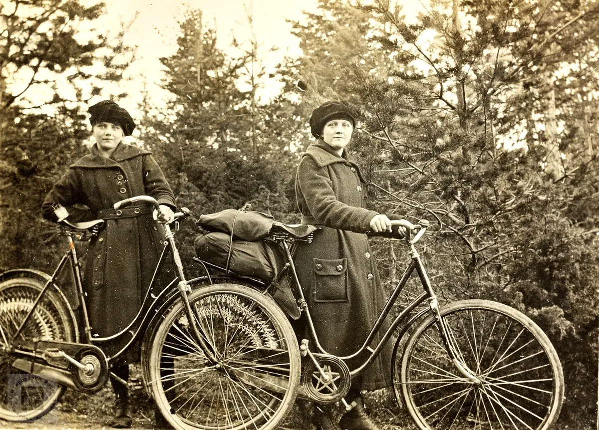 Stolte søstre med nye sykler. Grindheim.