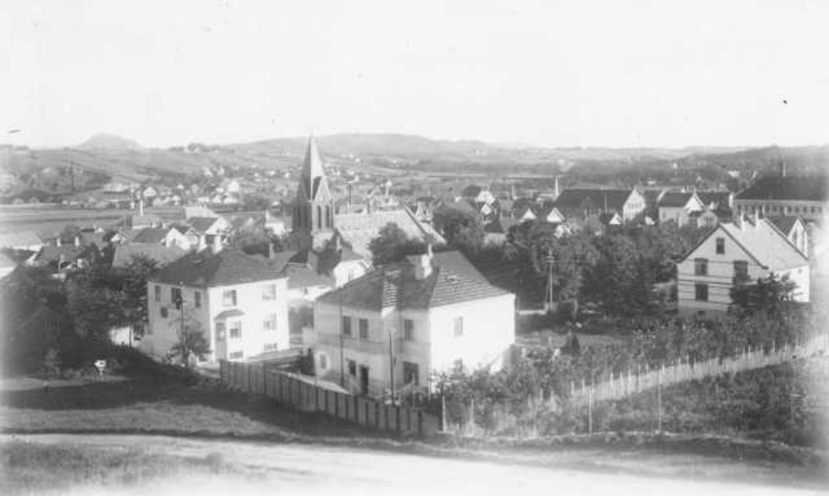 Sandnes sentrum sett fra nord-vest, i midten Sandnes kirke