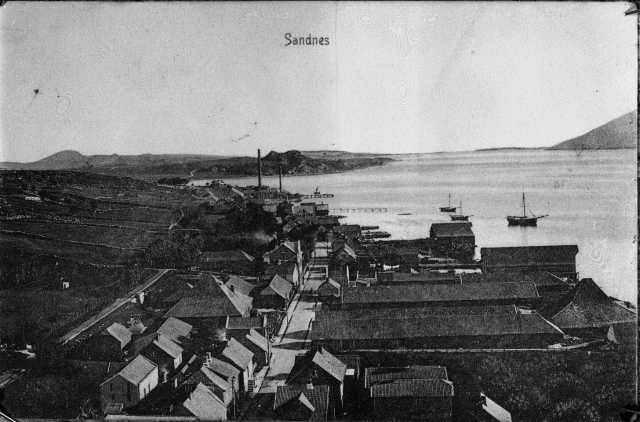 Midtre del av Strandgaten, Gandsfjorden med Luravika i bakgrunnen