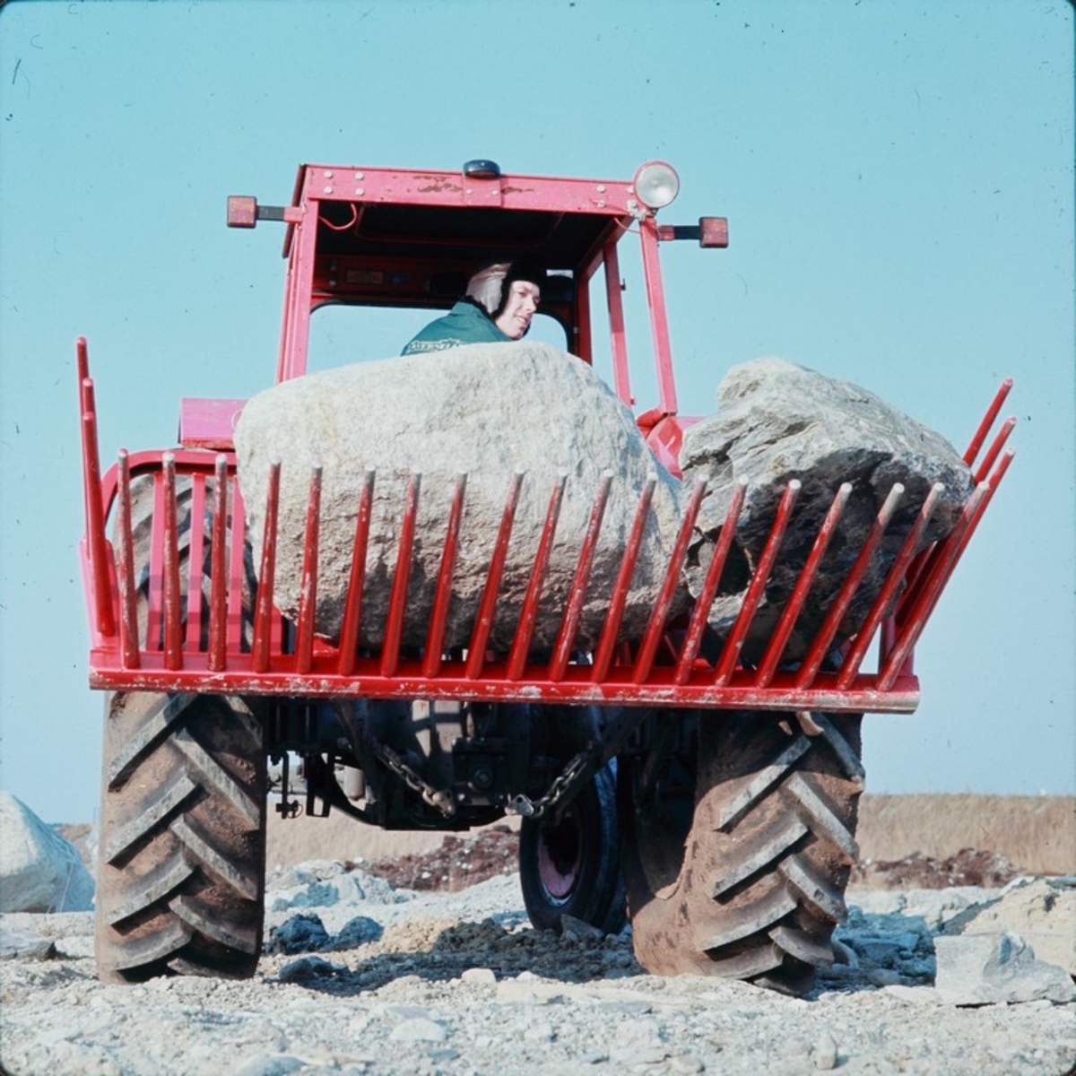 Store stein transporteres på Steinsvans fra Kvernelands Fabrikk AS, i traktoren Svein Sigmundstad