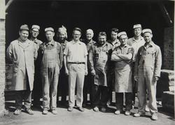 Gruppebilde av lager- ogpotteriarbeidere i Ganns potteri og 