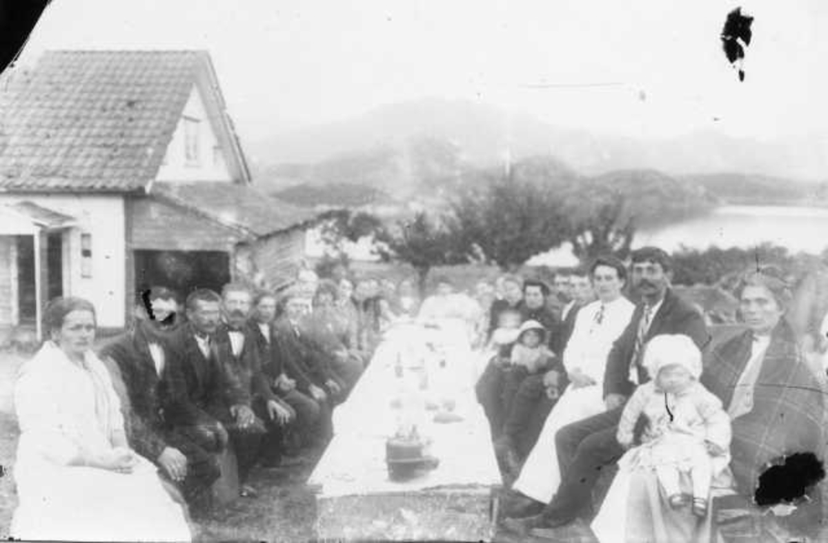 Selskap i "Steinane" Søndre Hogstad. På høyre side av bordet: Malena Lutsi, Sven Lutsi, Malena Hana, Martin Auestad, Peder Auestad og Kristina Auestad. På venstre side: Inger Olsen, Sirak Auestad og Martin Berege