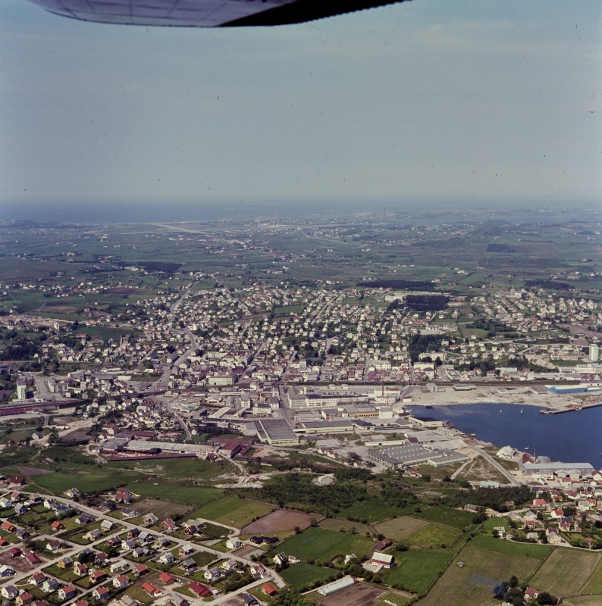 Sandnes sentrum med Vågen, midt på bildet konfeksjonsfabrikken til Øglænd og sykkelfabrikken "Nr. 11" - Flyfoto