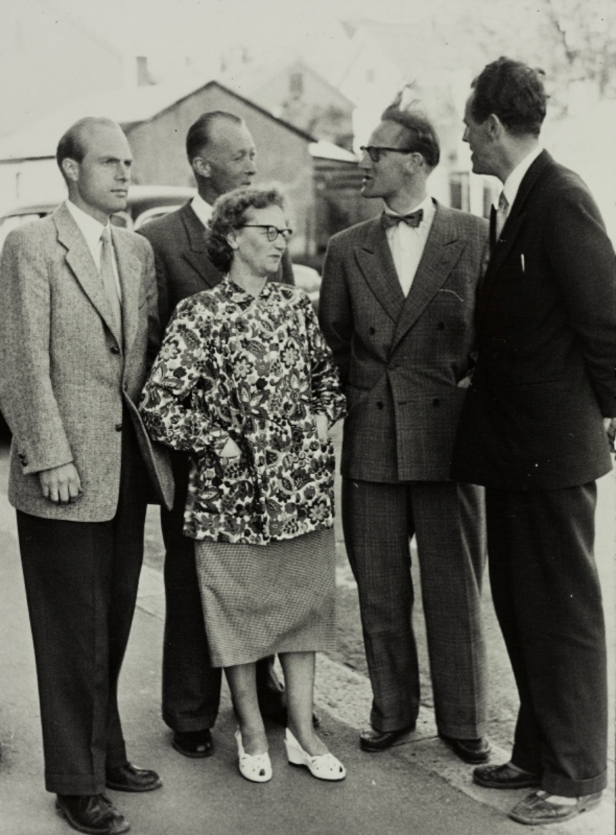 Turkomiteen til sommerturen 1955 for ansatte til Jonas Øglænd Sandnes: Schanche Sandved, formann (2.f.v.), fru Gimra (3.f.v.), Reidar Skarung (4.f.v.) samt Rudolf Sagland og Olaf Espeland
