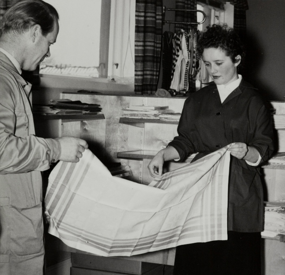 Seksjonsleder Gustav Eikeskog og Dorothea Haave legger sammen et tekstil i lageravdelingen.