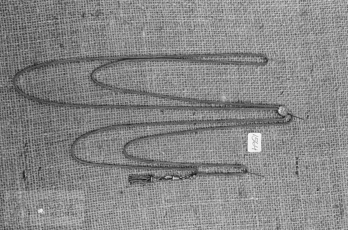 Dameklokketrosse med glider. Ingen stempel. "Glideren" satt sammen av to pressede deler, oval: 11mm x 8,3mm.
