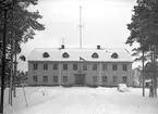 Kanslibyggnad på F 2 Hägernäs om vintern, 1937. Framsida, rakt framifrån.