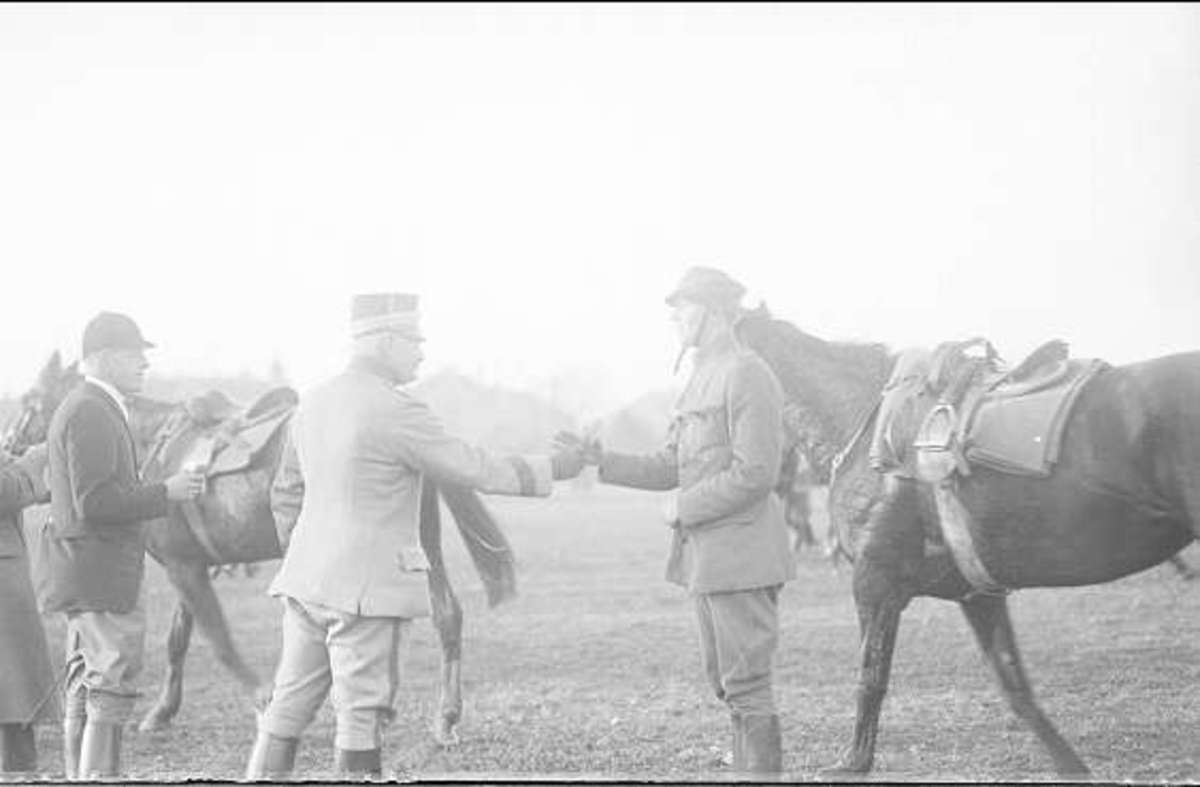 Överste C Uggla I 9 delar ut grankvistar efter fullföljd jaktritt. Mastern ryttm. Peter von Essen övervakare. Deltagare bl. a. Aspirantskolan 1934/35.