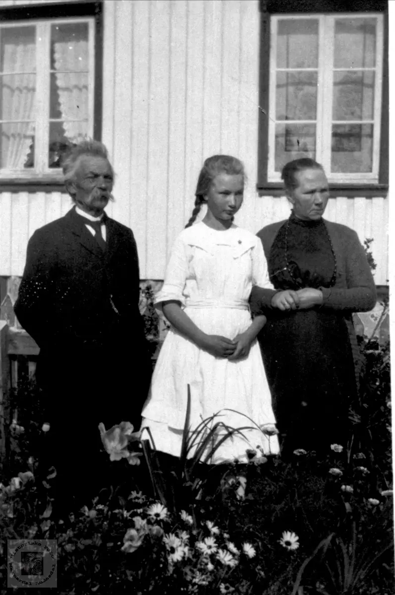 Familien Løyning: Søren, Agnes eller Dagny, Ingeborg, Holum.
Kommentar, januar 2022: Viser til bildet: Fotografiet viser Julie Løyning i midten, sammen med faren, Søren Jensen Løyning,  og moren, Ingeborg. Bildet ble tatt i anledning Julie sin konfirmasjon.