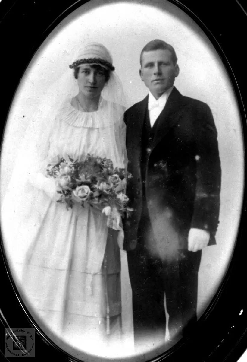 Brudeparet Skoddan, Øyslebø.
Dette fotoer er av Agusta Karlsen og Ola Fossmark.
Agusta er Aanen Karlsen Skoddans søster, og Rigmor Fossestøl Reitans grandtante.