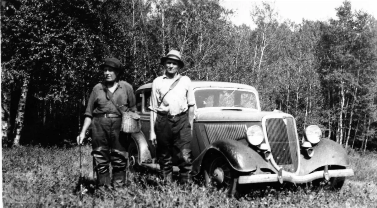 På biltur i USA med en Ford.
Bilen er en 1934-modell (men veldig lik 1933).